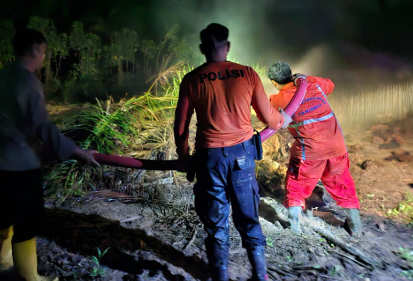 Merambat ke Limbah Sawit, Pembakaran Sampah Picu Kebakaran Lahan di Pusat Damai Parindu