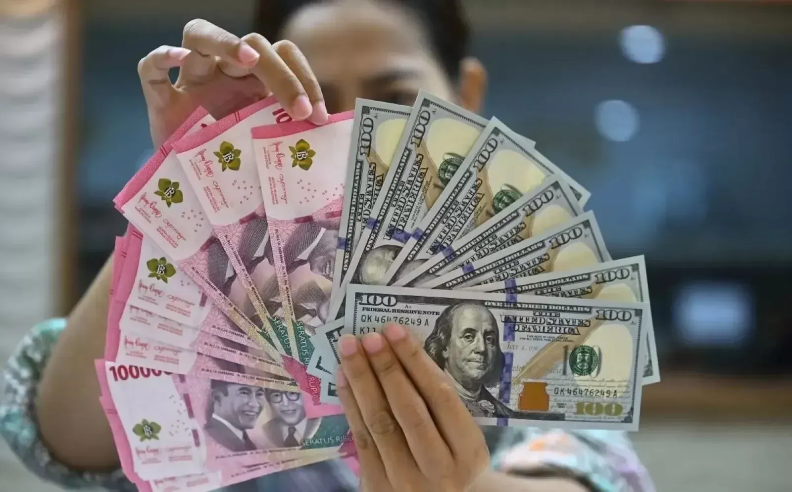 Rupiah Melemah ke Level Rp 17.614 per Dollar AS, Cek Kurs di 5 Bank Besar Ini