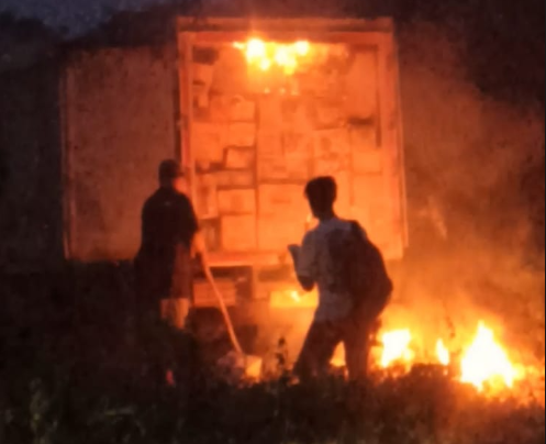 Mobil Box Pengangkut Barang Alfamart Terbakar di Sosok