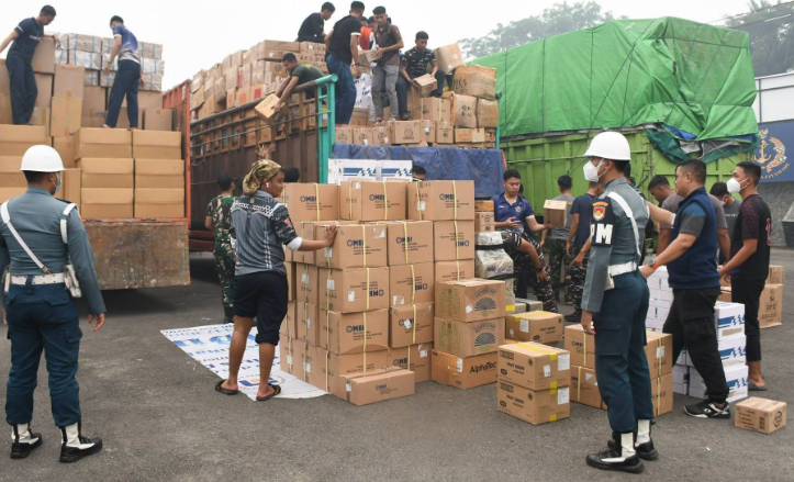 TNI AL Amankan 23 Juta Batang Rokok Ilegal di Pelabuhan Dwikora Pontianak