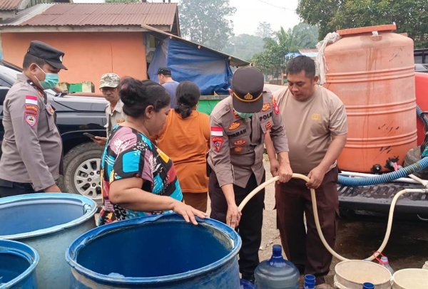 Warga Dusun Malan Sanggau Alami Krisis Air Pasokan Bantuan 3.500 Liter Diserbu Warga