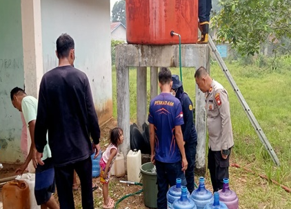 Krisis Air Bersih di Sekadau Hilir Makin Parah Warga Antre Bantuan Air Bersih