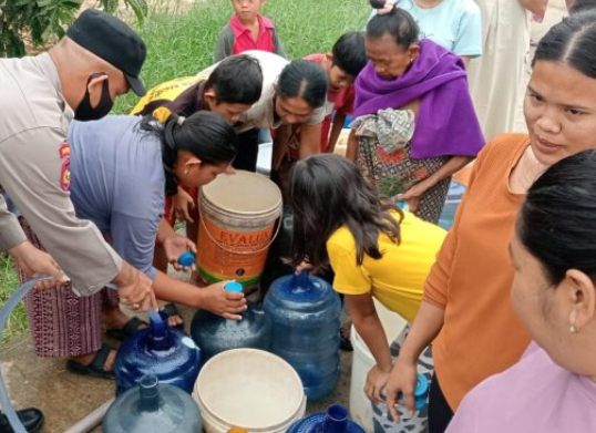 Krisis Air Bersih di Peniti Besar Mempawah, Warga Terpaksa Andalkan Bantuan Air
