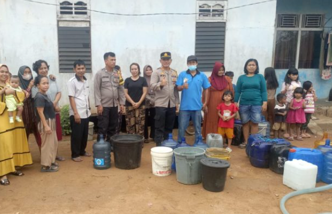 Kekeringan dan Kabut Asap di Sungai Pinyuh, Warga Terima 5.000 Liter Air dan 100 Masker