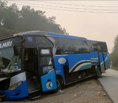 Bus Damri Patah King Pen di Simpang Ampar, Kemudian Disenggol Toyota Innova