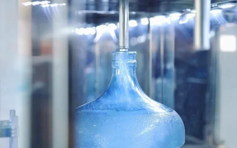 Sering Minum Air Isi Ulang, Amankah untuk Kesehatan?
