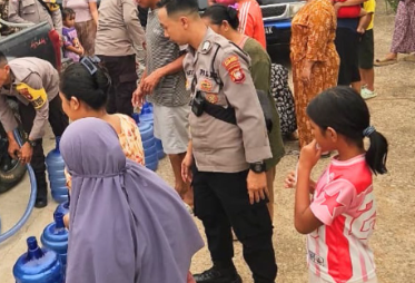 4.000 Liter Air Bersih Didistribusikan ke Tiga RT di Pulau Tayan Barat Sanggau Saat Kemarau