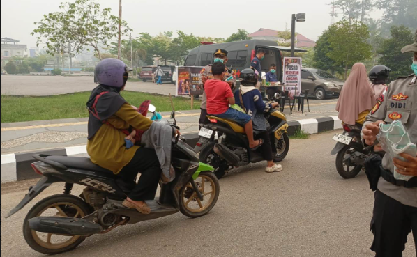 Kabut Asap Karhutla Ganggu Aktivitas Warga Sanggau, 300 Masker Dibagikan di Taman Aronk Belopa