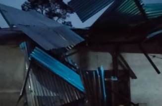 Atap Rumah Warga Terbang Diterjang Angin Kencang di Desa Makawing Sanggau