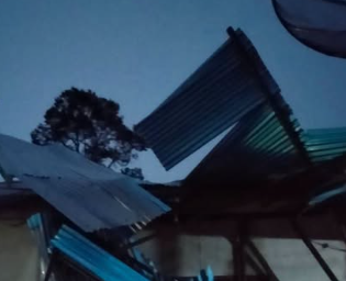 Puting Beliung Terjang Desa Mak Kawing Sanggau, Empat Rumah Warga Rusak