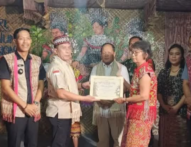 Maestro Tenun Dayak Iban Mariana Renda Terima Penghargaan Nengkebang di Kapuas Hulu