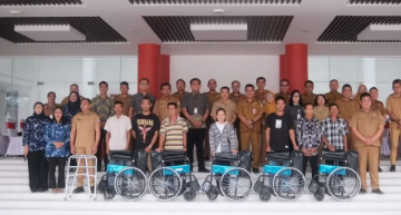 Penyandang Disabilitas Kapuas Hulu Terima Bantuan Kursi Roda dan Tongkat dari BPJS Kesehatan
