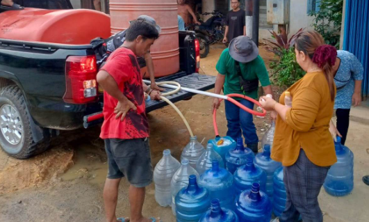 Kemarau Mulai Ganggu Akses Air Bersih, Warga Desa Semuntai Sanggau Dapat Bantuan 4.000 Liter