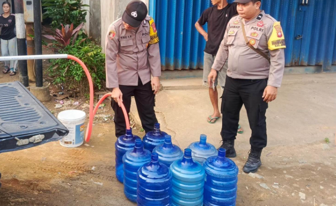 Polsek Mukok dan Perusahaan Salurkan 4.000 Liter Air Bersih untuk Warga Semuntai