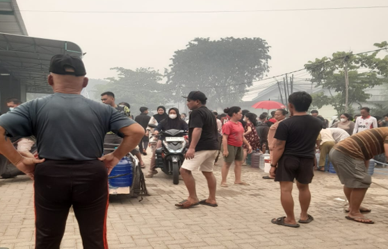Kemarau Panjang Menekan, Warga Di Batu Layang Kecamatan Pontianak Utara Antre Demi Air Bersih