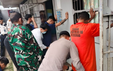 Razia Rutan Putussibau Temukan Pisau Cutter hingga Kabel Listrik, 10 Ponsel Lama Ikut Dimusnahkan