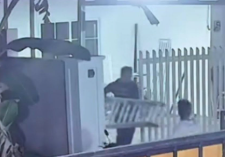 Dua Pria Terekam CCTV Curi Tangga Aluminium di Rumah Warga Pontianak Tenggara