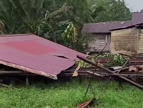 Angin Kencang dan Hujan Deras Terjang Setalik Sambas, Atap Rumah Warga Rusak