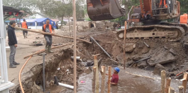 Lima Pipa Induk Perumdam Tirta Pawan Rusak Kena Excavator, Warga Keluhkan Air Tidak Bisa Mengalir