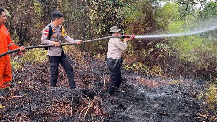 Kebakaran Lahan 0,8 Hektare Terjadi di Sungai Sengkuang Sanggau