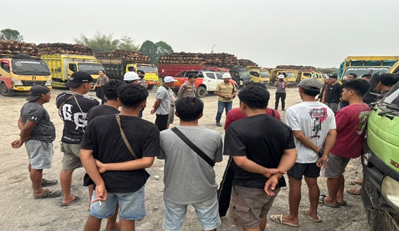 Kemarau dan Debit Sungai Kapuas Turun, Truk TBS Mengantre di PKS Sekadau