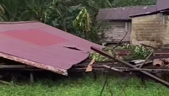 Hujan Lebat dan Angin Kencang Rusak Belasan Rumah Warga di Sejangkung Sambas