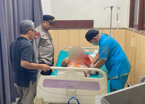 Diduga Jadi Korban KDRT di Singkawang, Seorang Warga Dibawa ke Rumah Sakit