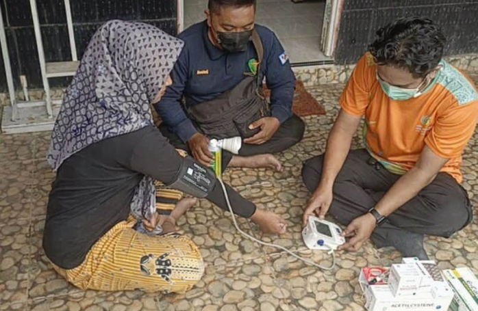 Kabut Asap Karhutla di Singkawang, Warga Diberi Masker dan Edukasi Cegah Gangguan Pernapasan