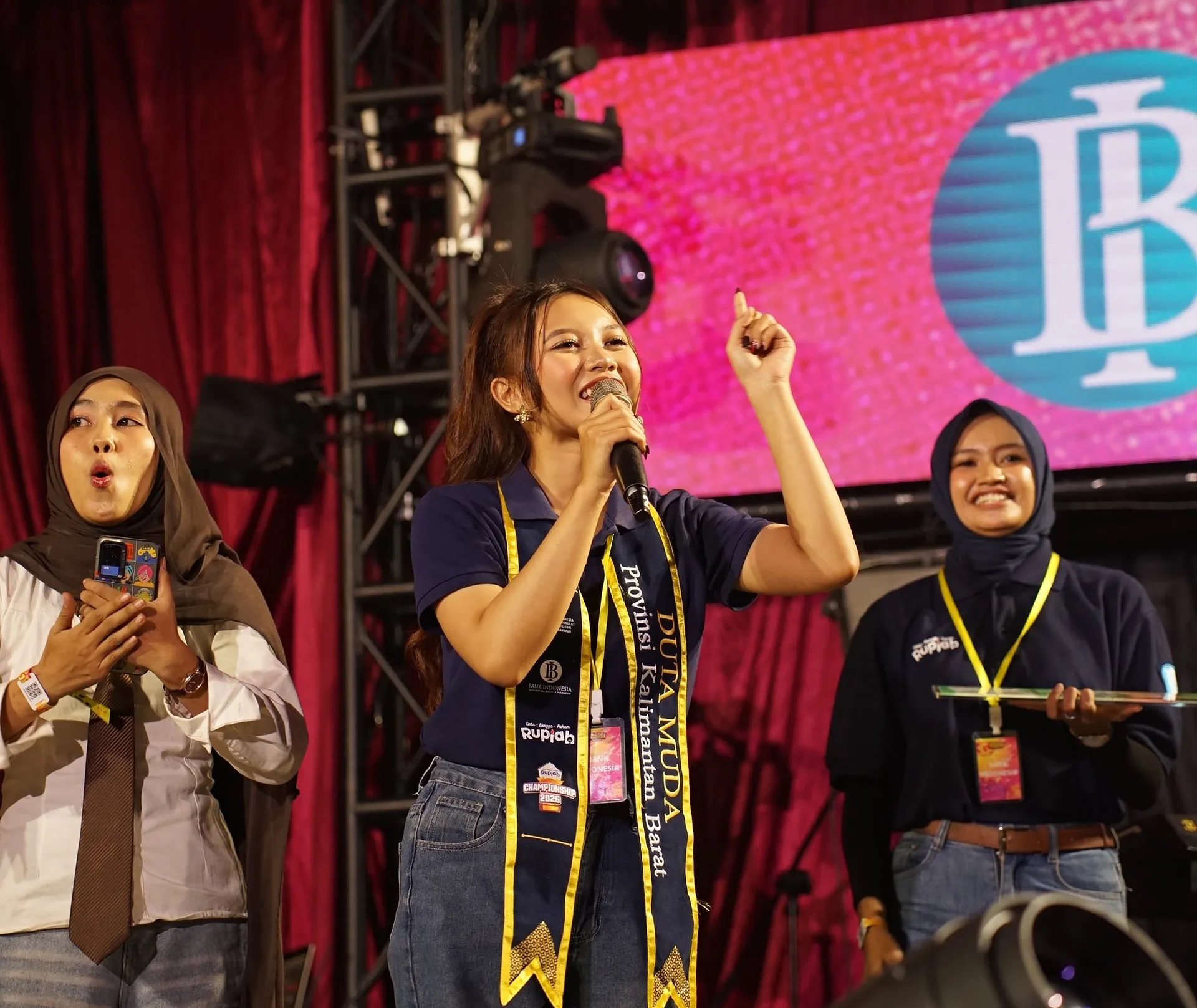 Komang Tri Shinta Dewi mengedukasi masyarakat tentang Cinta, Bangga, dan Paham Rupiah di tengah kegiatan konser.
