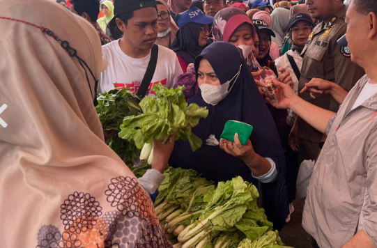 Warga Serbu Pasar Murah di Pontianak, Beras hingga Cabai Dijual dengan Harga Terjangkau