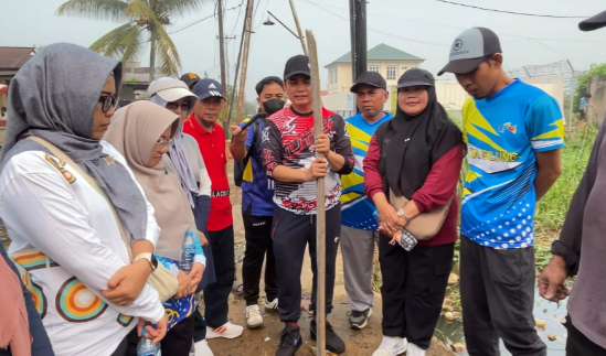 Gotong Royong di Jalan Pelabuhan Rakyat Pontianak Soroti Saluran Air dan Infrastruktur Lingkungan