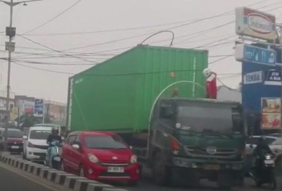 Truk Trailer Tersangkut Jaringan Listrik di Jalan Lintas Melawi-Sintang