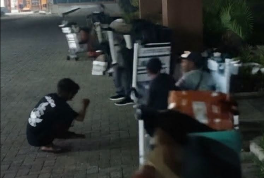 Penerbangan Mendadak Dibatalkan, Puluhan Penumpang Terlantar di Bandara Singkawang