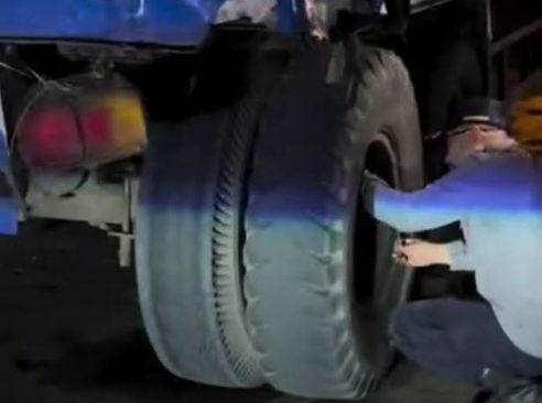 Truk Tronton Parkir di Badan Jalan Kom Yos Sudarso Pontianak Ditertibkan Petugas