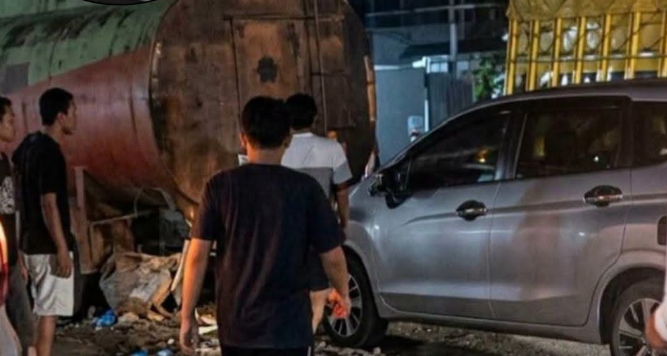 Tabrakan Beruntun di Jembatan Sosok Sanggau Diduga Dipicu Truk Tangki CPO Mogok
