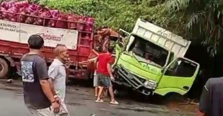 Truk Box dan Truk Gas Elpiji Bright Kecelakaan di Tanjakan Pasionis Sanggau