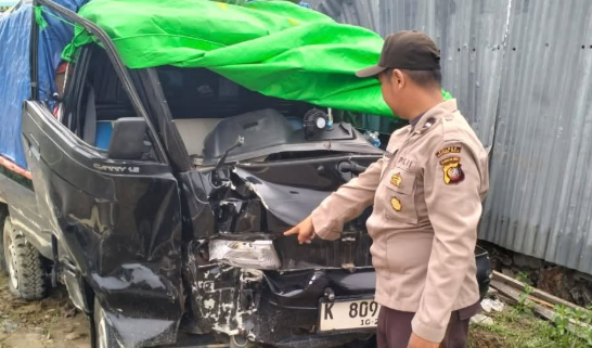 Pengemudi Pick Up Terpental Usai Tabrak Pagar Kolam di Jalan Lintas Selatan Kapuas Hulu