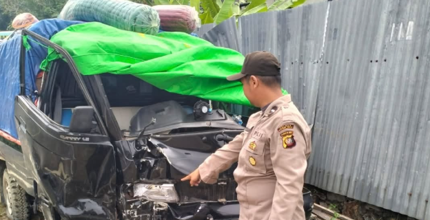 Ban Belakang Pecah, Pick Up Tabrak Pagar Kolam di Jalur Menurun Kapuas Hulu