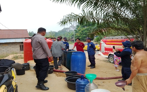 Musim Kemarau di Sekadau, Bantuan Air Bersih Disalurkan dan Warga Diingatkan Waspadai Karhutla
