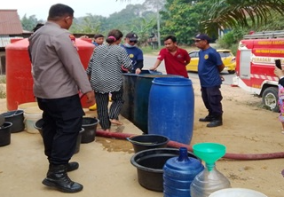 Warga Bokak Sebumbun Sekadau Terima 12.000 Liter Air Bersih di Tengah Musim Kemarau