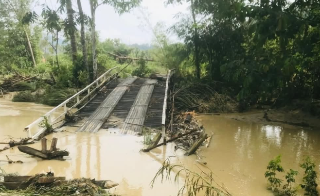Banjir Putuskan Jembatan Kayu Sungai Sopang di Kapuas Hulu, Akses Dua Desa Terganggu