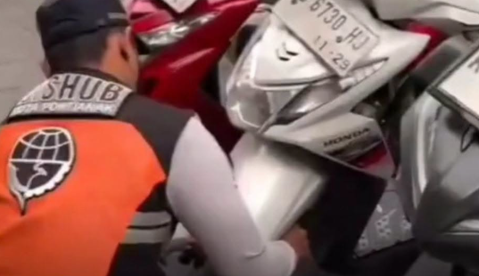Dishub Kempiskan Ban Kendaraan yang Parkir di Trotoar Jalan Ahmad Yani Pontianak saat CFD