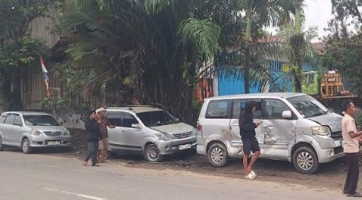 Empat Kendaraan Parkir Ditabrak di Dekat SPBU Sekayam Sanggau