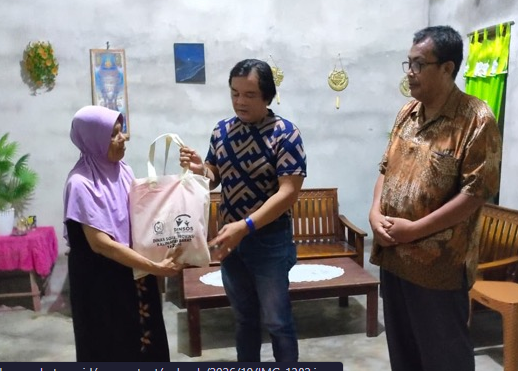 Rumah Terbakar di Setapuk Besar Singkawang, Kartini Berusia 68 Tahun Terima Bantuan