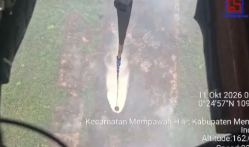Helikopter Water Bombing Padamkan 2 Hektare Karhutla di Mempawah