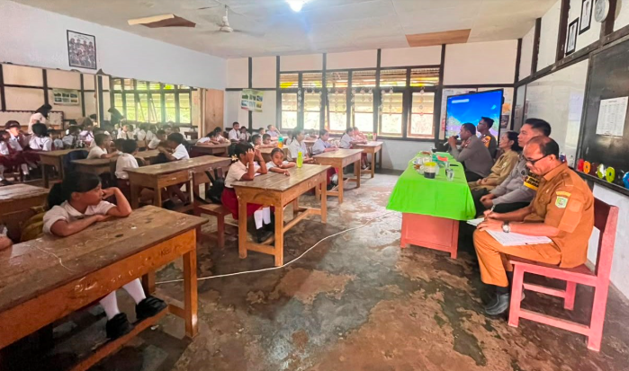 Polisi Edukasi Siswa SD di Sekayam soal Bullying dan Bahaya Penyalahgunaan Lem Fox