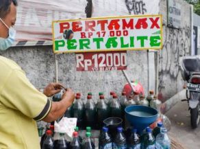 Pengecer di Ketapang Diizinkan Jual Pertamax untuk Atasi Antrean BBM
