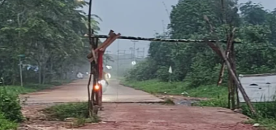 Jalan Pemda Parit Mayor Pontianak Timur Masih Berlumpur, Warga Bangun Jembatan Swadaya
