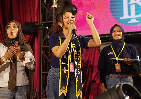 Komang Tri Shinta Dewi mengedukasi masyarakat tentang Cinta, Bangga, dan Paham Rupiah di tengah kegiatan konser. (Dok. Instagram/@shintaasyera)