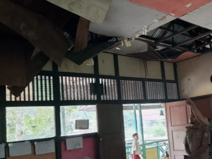 Plafon Berlubang hingga Atap Bocor, SDN 10 Semayang Sambas Butuh Perbaikan
